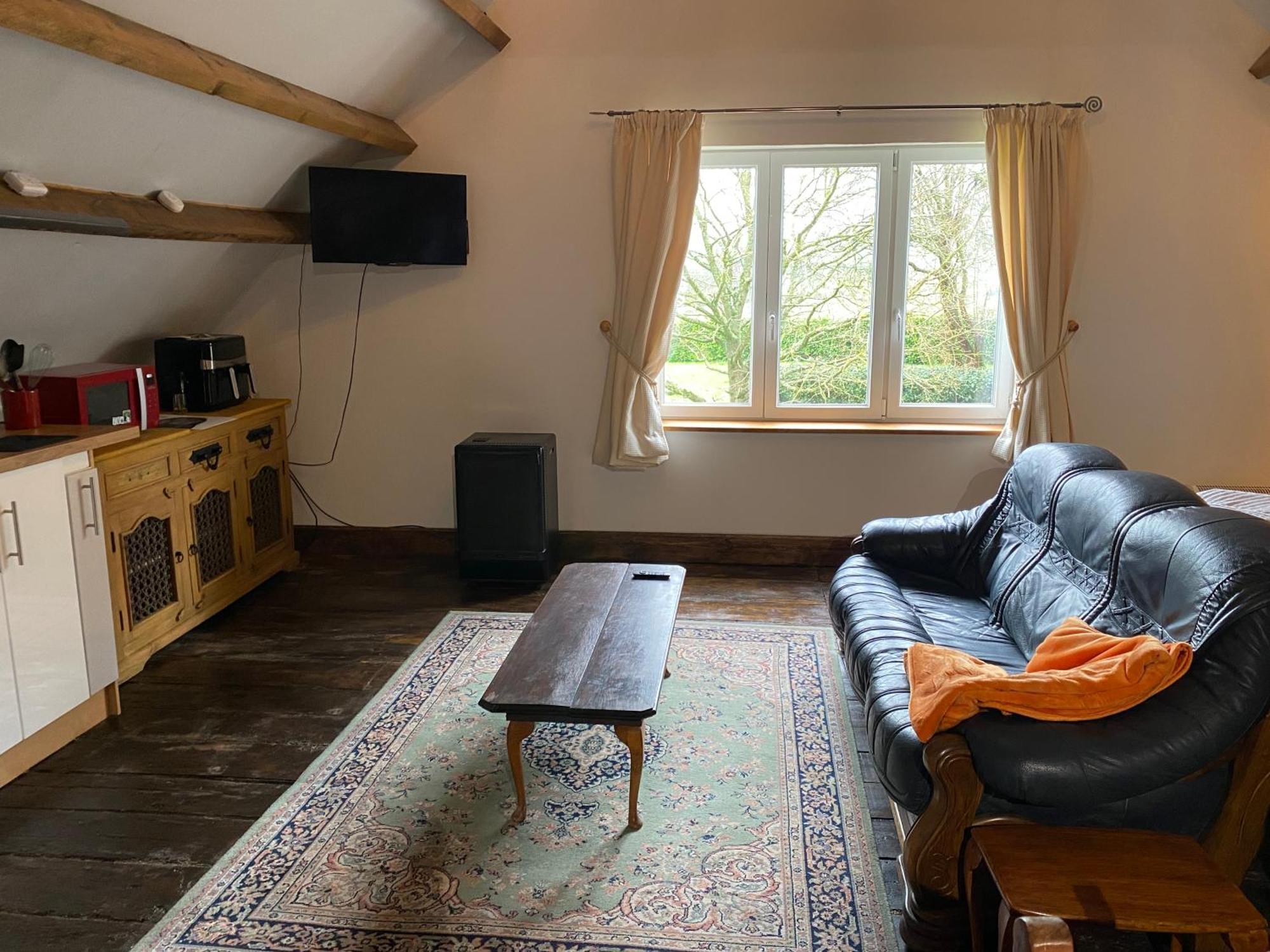 Spacious, Rustic Studio Space For 2 Persons Saint-Cyr-du-Bailleul Exteriér fotografie
